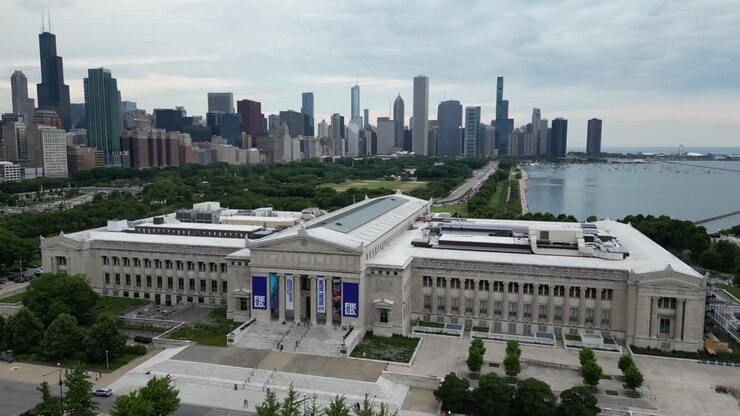 Drone 4k 50fps: Svelamento lento del Field Museum di Chicago con lo skyline della città e il Lago Michigan sullo sfondo.