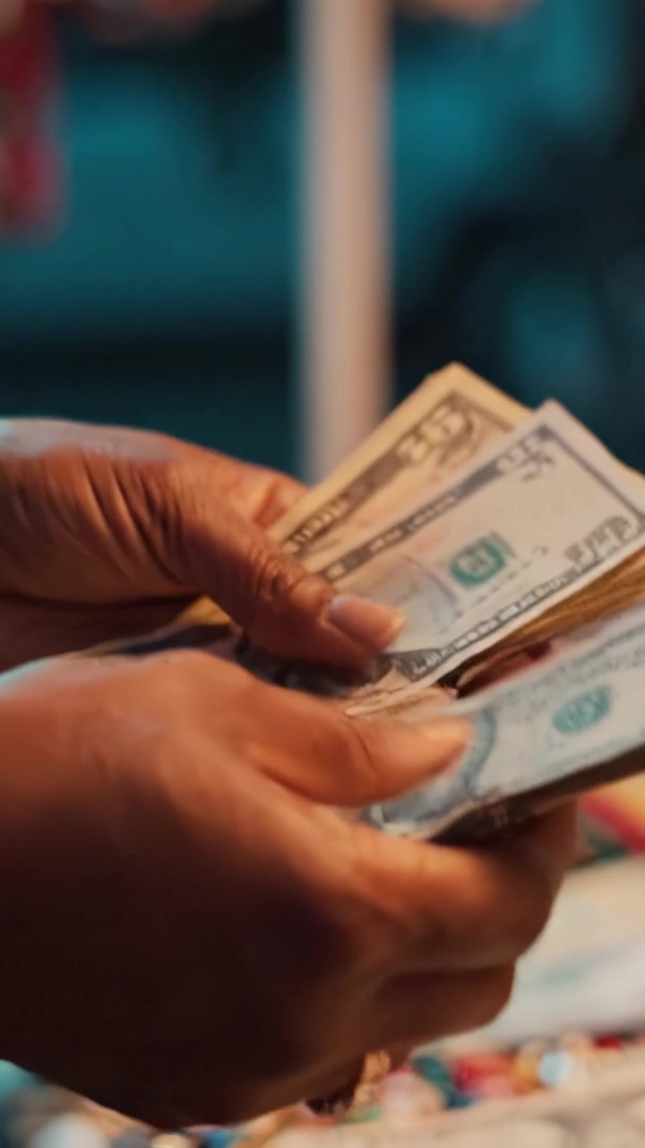 Un Primo Piano di Mani che Contano Banconote, Catturando l'Essenza delle Transazioni di Valuta e il Valore Associato al Denaro nella Vita Quotidiana