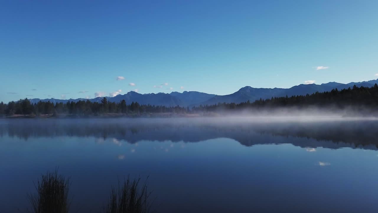산과 숲 timelapse enid 브리티시 컬럼비아 캐나다와 호수 안개