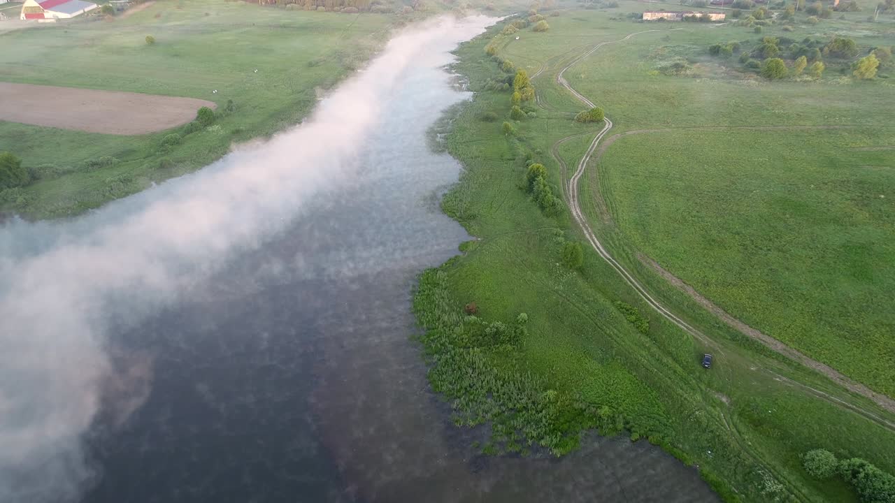 лесное озеро в утреннем тумане, в лучах рассвета
