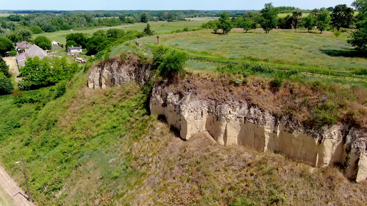 panorámica vista aérea de un castillo de tierra, ersekhalma con exuberante vegetación y formaciones de acantilados dramáticos