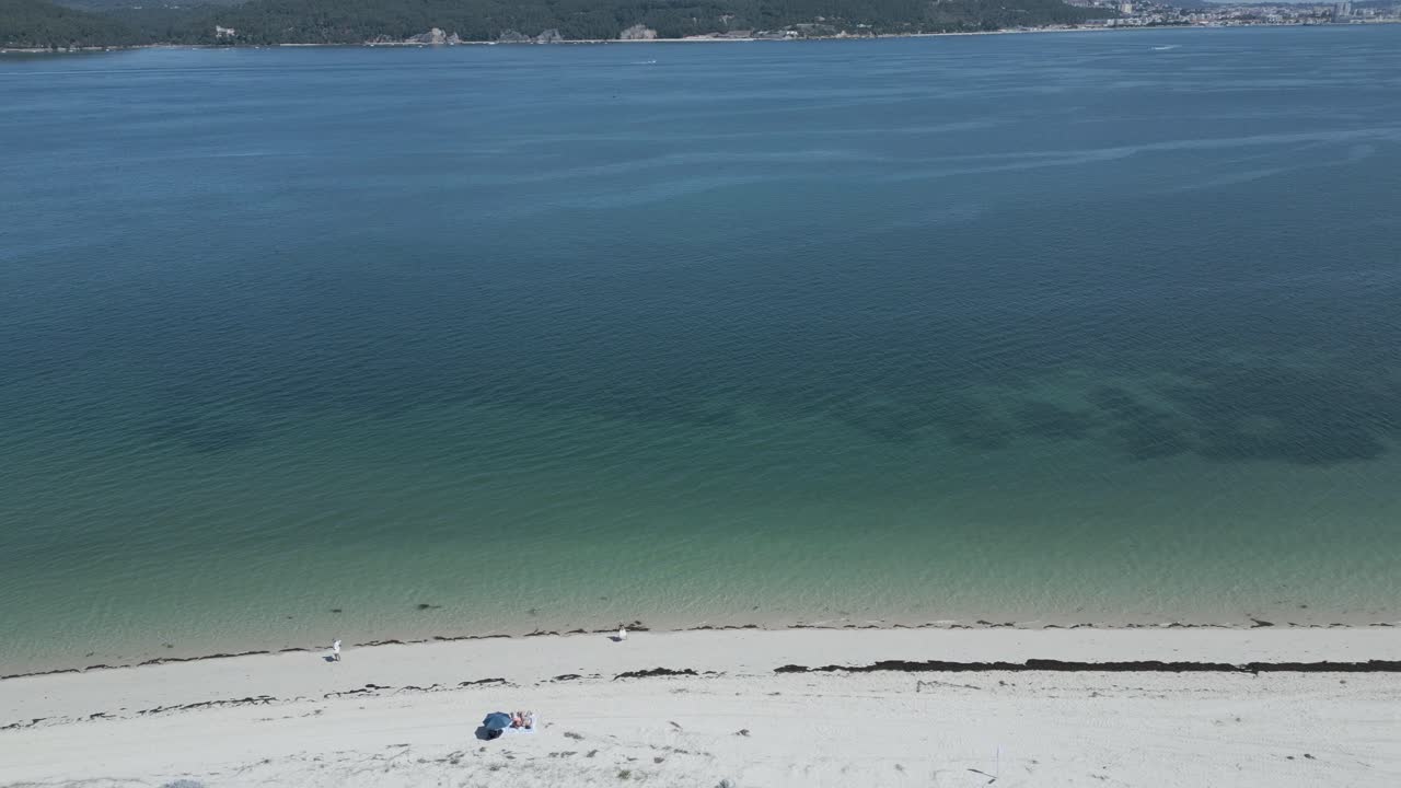 전염병 시대 에 비어 있는 해변 에서 혼자  ⁇ 고 있는 한 사람 의 공중 사진 - 코로나