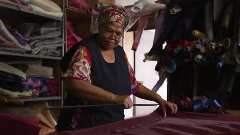 mujer de raza mixta trabajando en una fábrica de sombreros