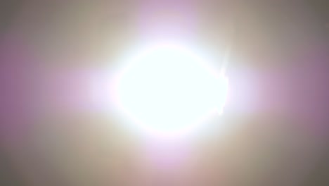 las manos de los jóvenes se tocan delicadamente frente a la luz, creando hermosos reflejos