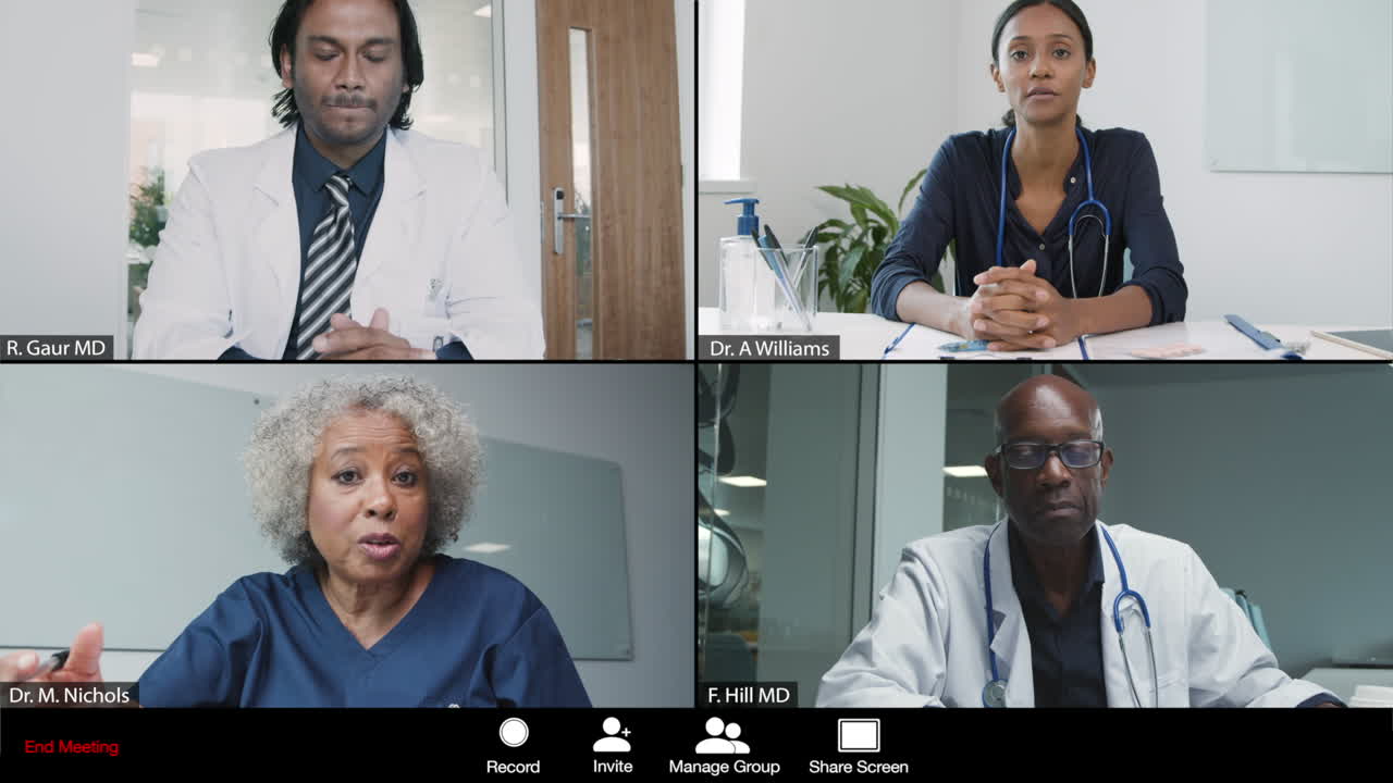 una doctora de mediana edad da malas noticias durante una videollamada