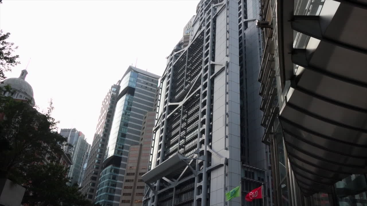 edificio de oficinas de aspecto único en la ciudad futurista