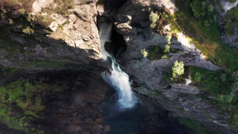 Vista-Aérea-De-La-Cascada-Que-Cae-En-Un-Profundo-Desfiladero