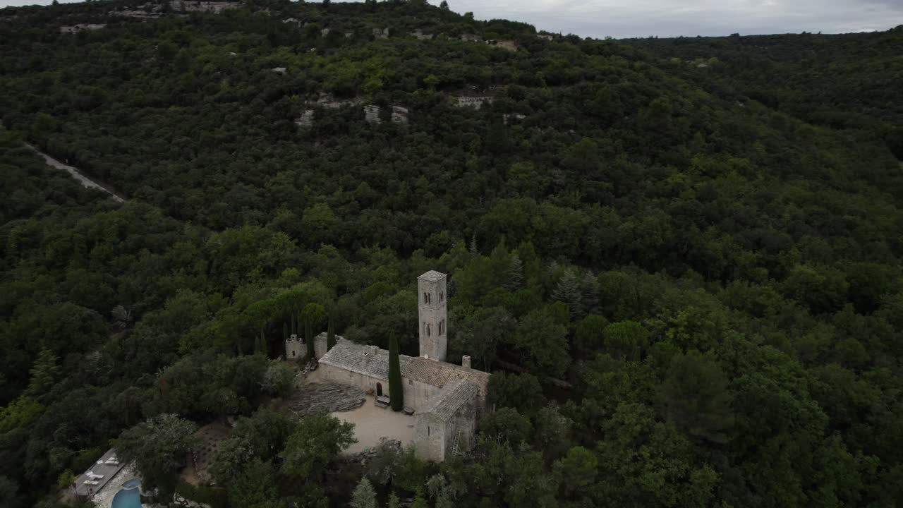-SHOT [orbit plane or point of interest]
-DESCRIPTION [Drone video about a monastery in the valleys and mountains of Provence-Alpes-C&ocirc;te d'Azur in France near Buoux