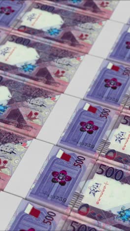 vídeo vertical de billetes de 500 riyales qataríes impresos por una prensa de dinero
