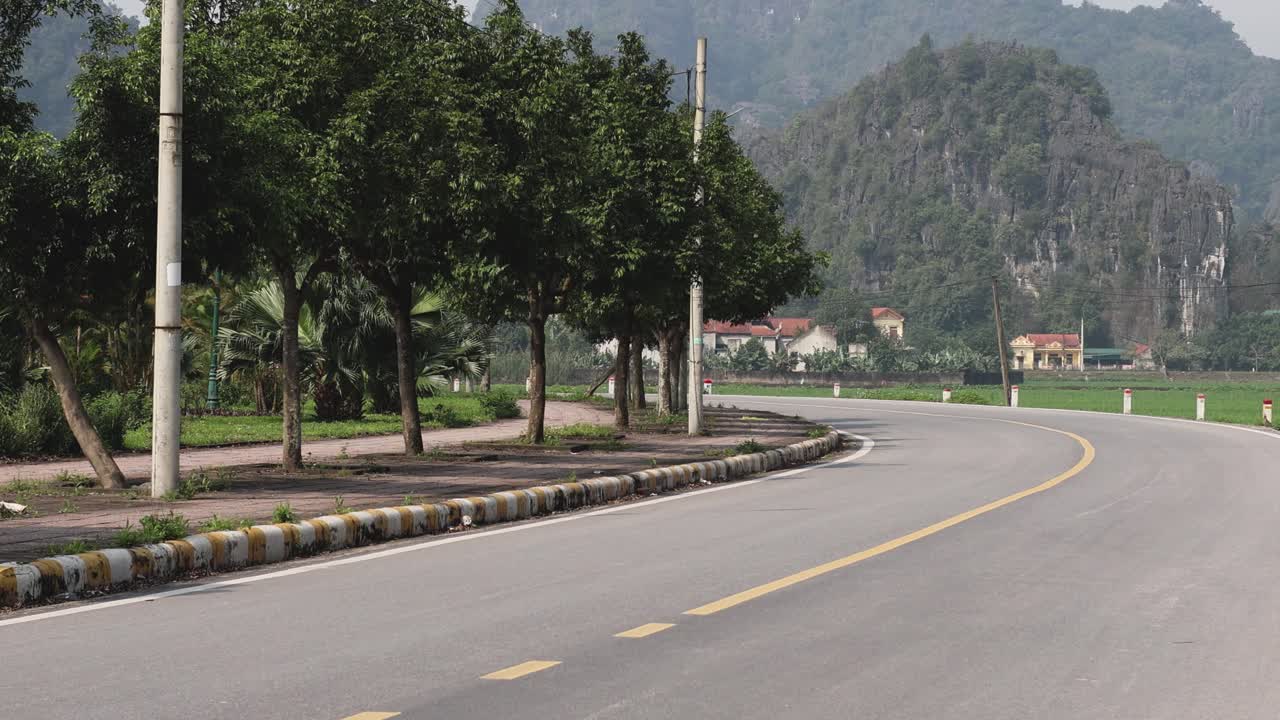 나무 와 산 들 이 있는  빈 곡선 도로