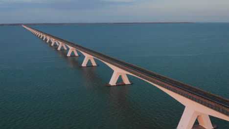 Antenne:-Die-Berühmte-Zeelandbridge-Während-Des-Sonnenuntergangs