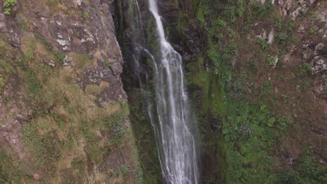 Hermosa-Vista-Aérea-De-Una-Cascada-En-Zacatlán