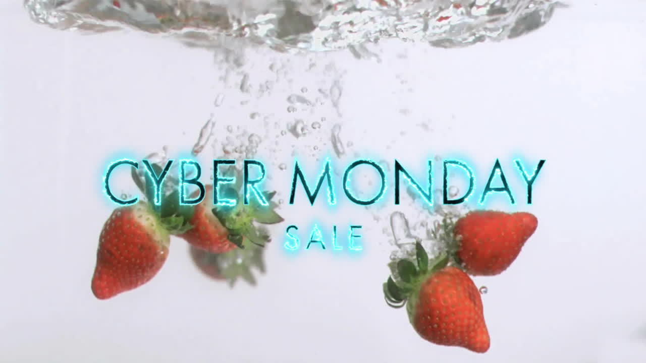 Cyber Monday Sale Textanimation über Erdbeeren, die ins Wasser spritzen