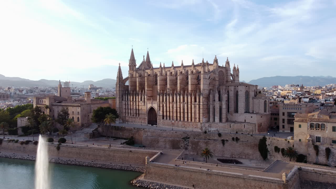 성 대성당의 뒤쪽으로 날아가는 항공기