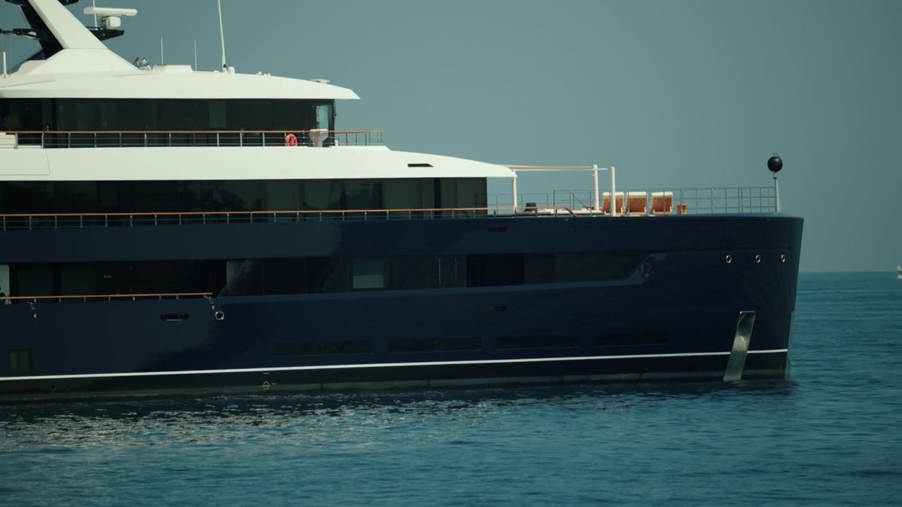 Grande superyacht privato che naviga nell'oceano blu, rappresentando ricchezza, viaggi e uno stile di vita di lusso.