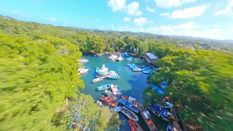 Vuelo-Aéreo-Fpv-Sobre-La-Laguna-Gri-Gri-Con-Puerto-Deportivo-Y-Yates-Entre-Densos-Manglares