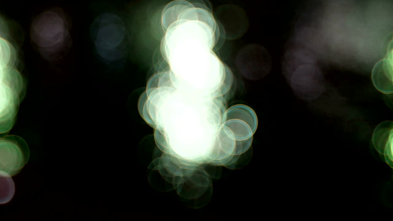 bokeh de la luz que se refleja en el agua