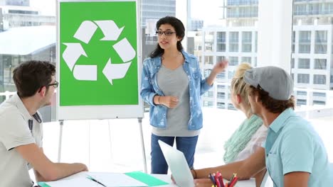 mujer presentando un plan de concienciación ambiental a sus colegas