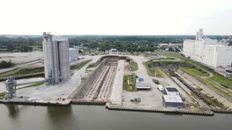 Vista-Panorámica-Aérea-De-Un-Dique-Seco-De-Barco-Vacío-En-Toledo-Ohio-A-Lo-Largo-Del-Río-Maumee