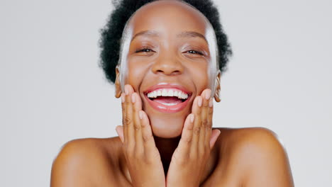 Schwarze-Frau,-Gesicht-Und-Lachen-Im-Schönheitsporträt