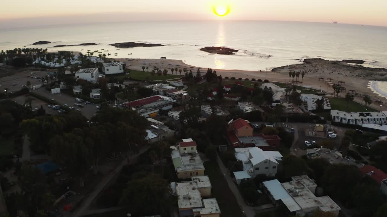 drone aéreo de 4k volando sobre barcos y agua durante la puesta de sol en el norte de israel