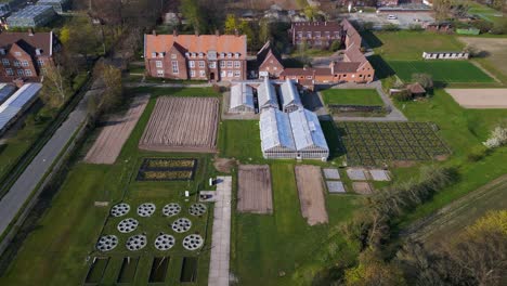 Landwirtschaftliches-Gebäude-Aus-Rotem-Backstein