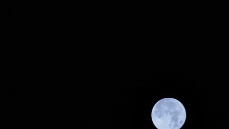 plano medio limpio de la luna sobre portugal