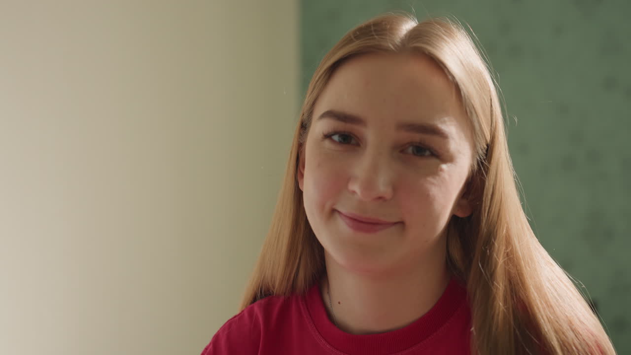 sesión de amigas tejiendo, chica rubia y amiga tejiendo juntas, habitación acogedora con una chica practicando sus habilidades de tejer, estudiante rubia concentrada en el hilo y la aguja durante la actividad