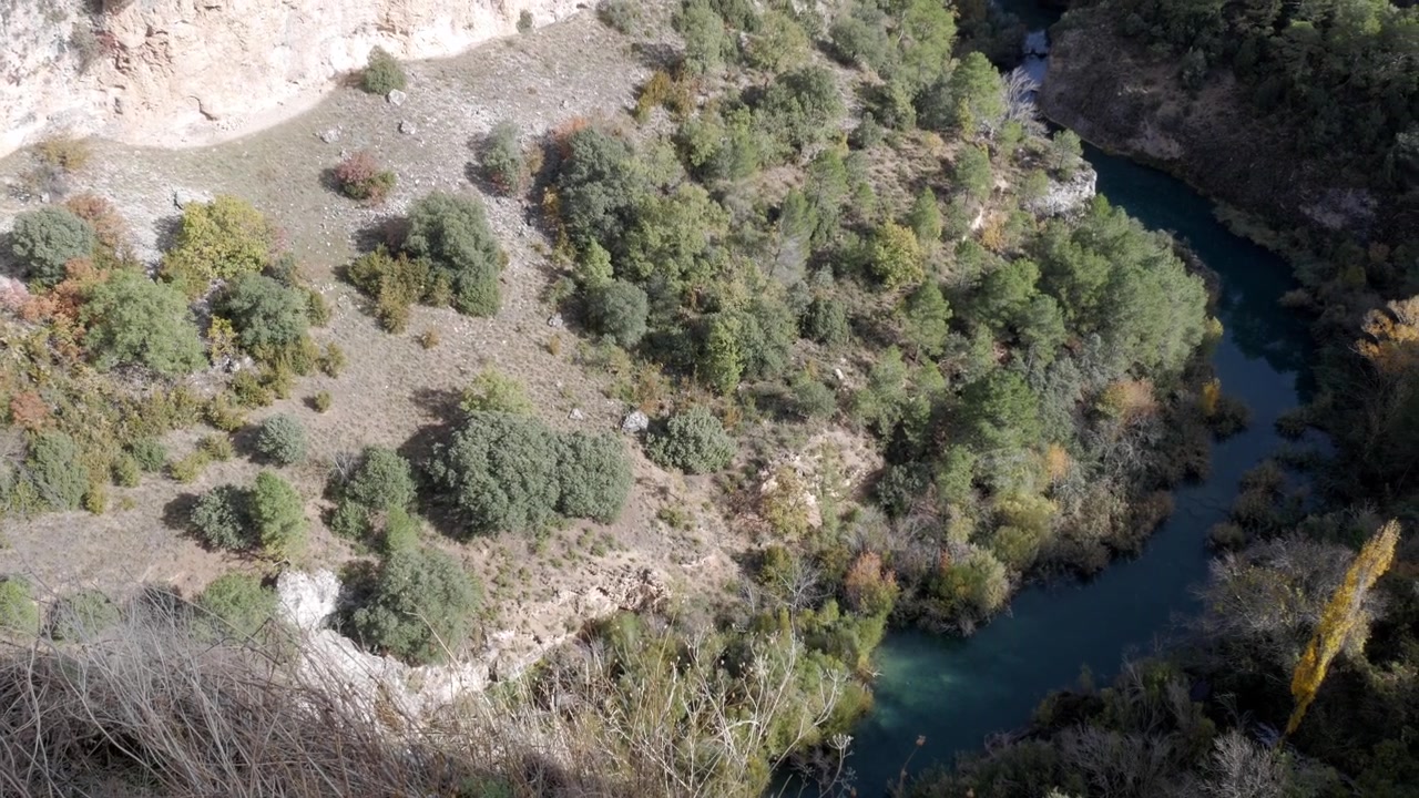La vista aerea scende lungo la scogliera verso una lussureggiante valle fluviale al belvedere Ventano del Diablo.