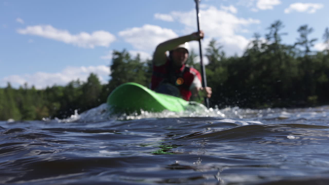 atleta de kayak remando en el agua de cerca