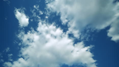 el lapso de tiempo de hermosas nubes y cielo azul