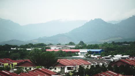 zona residencial con vistas a la montaña_barrio tranquilo_vista alta_50fps