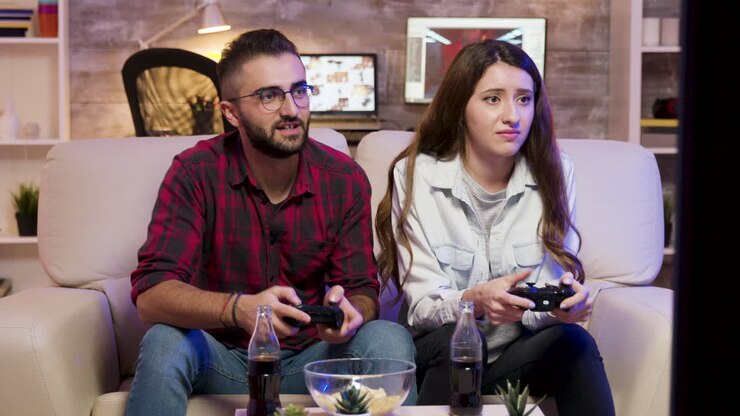 Coppia di videogiochi sul divano