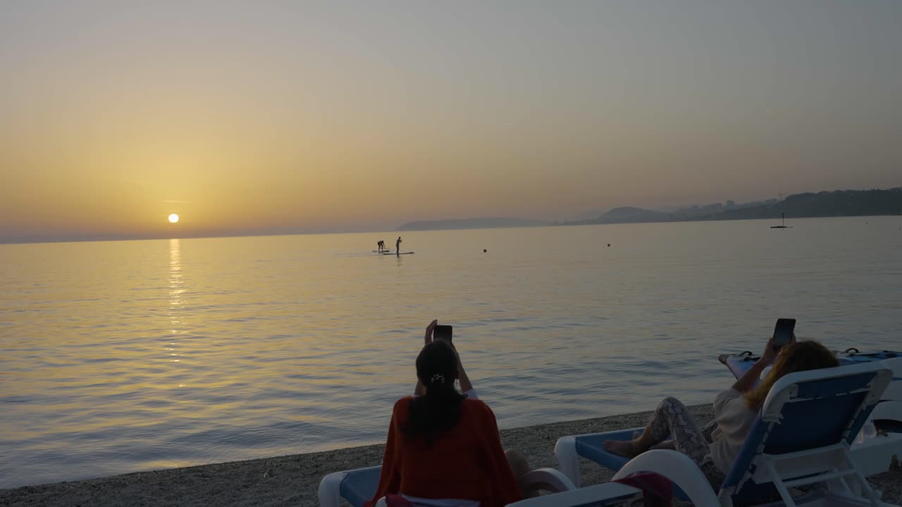 아름다운 샷. 소녀, 석양과 조정