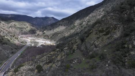 california highway 38 que conduce a las cataratas del bosque y la cordillera de san gorgonio en el bosque nacional de san bernardino 60fps