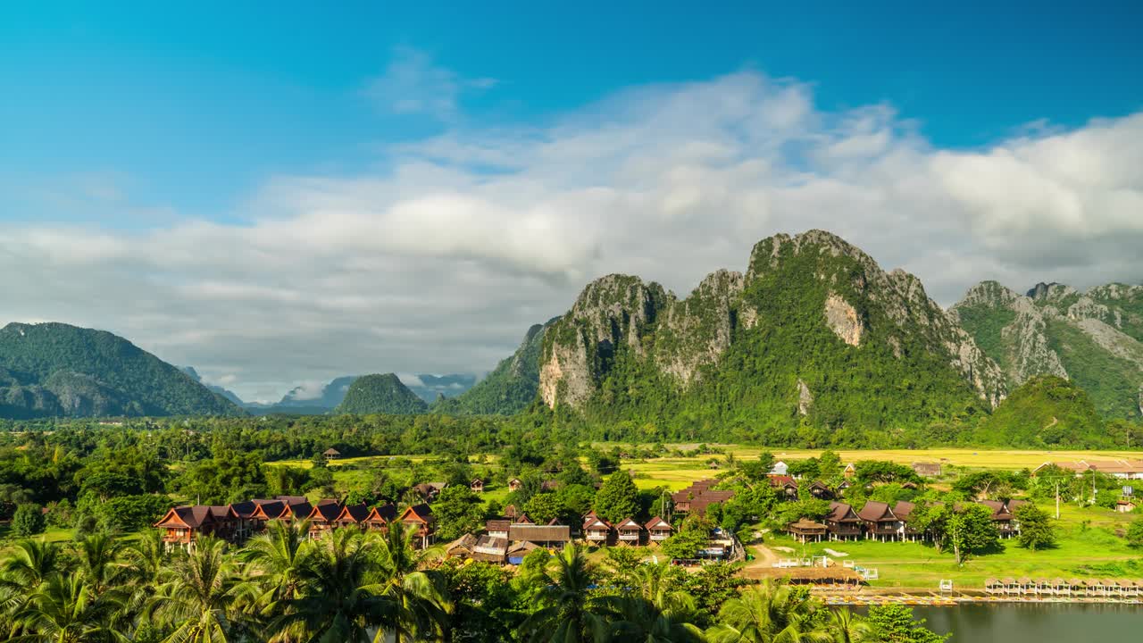 Time lapse mozzafiato di scogliere montane e risaie a Vang Vieng, Laos.