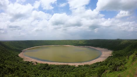 Lonar-Krater-Zeitraffer,-Meterotischer-Einschlag,-Salzhaltiger-Alkalischer-See