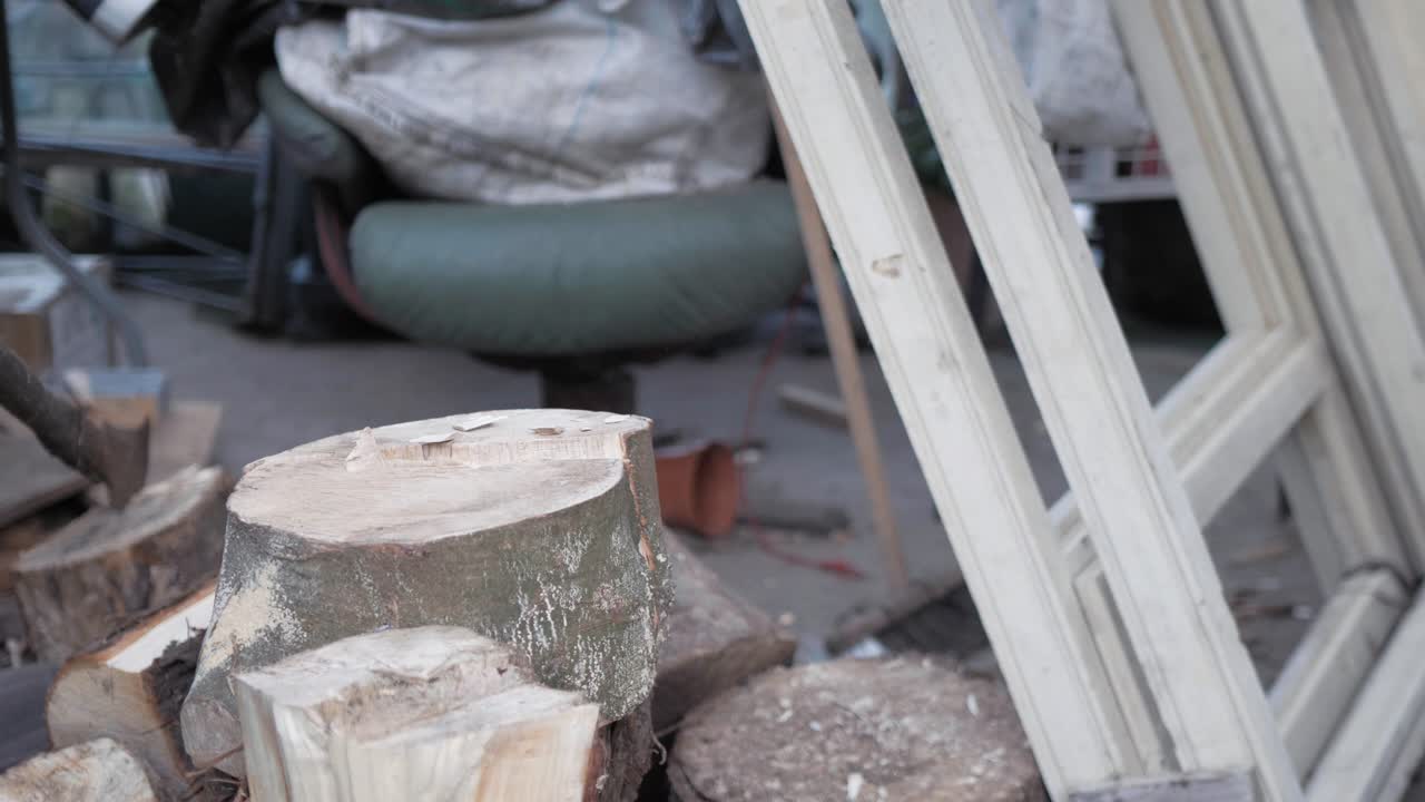 장작에 사용할 손도끼 분할 통나무