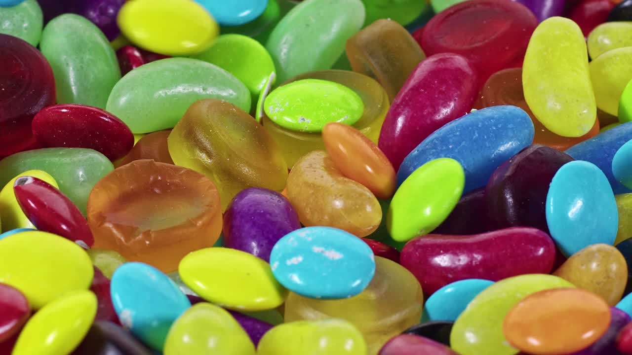 una pila de coloridos caramelos recubiertos de chocolate de cerca