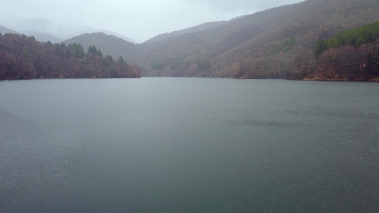 산의 호수 표면에 비방울