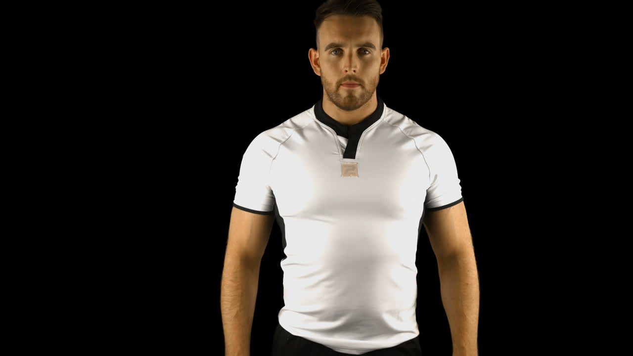 jugador de rugby serio posando cara a la cámara