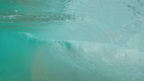 ola bajo el agua