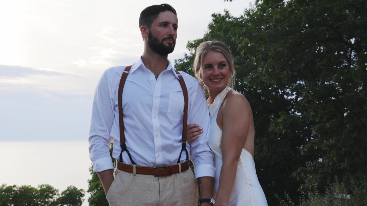 Ritratto romantico di una sposa e uno sposo illuminati dalla luce solare dell'ora d'oro