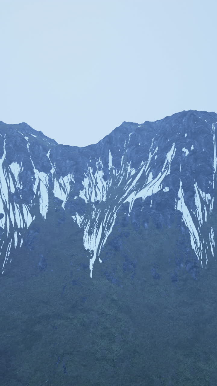 눈 인 산 들 이 구름 이 가득 한 하늘 아래