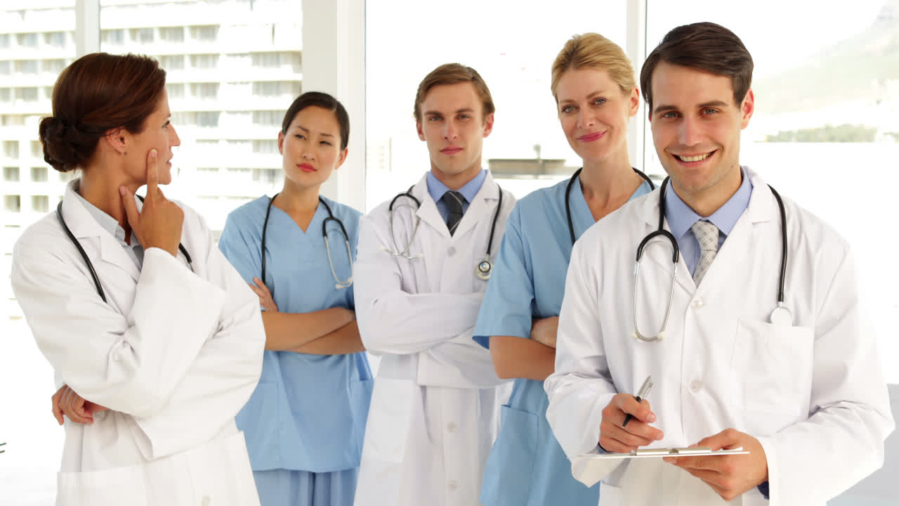 医療チームはカメラを見ています