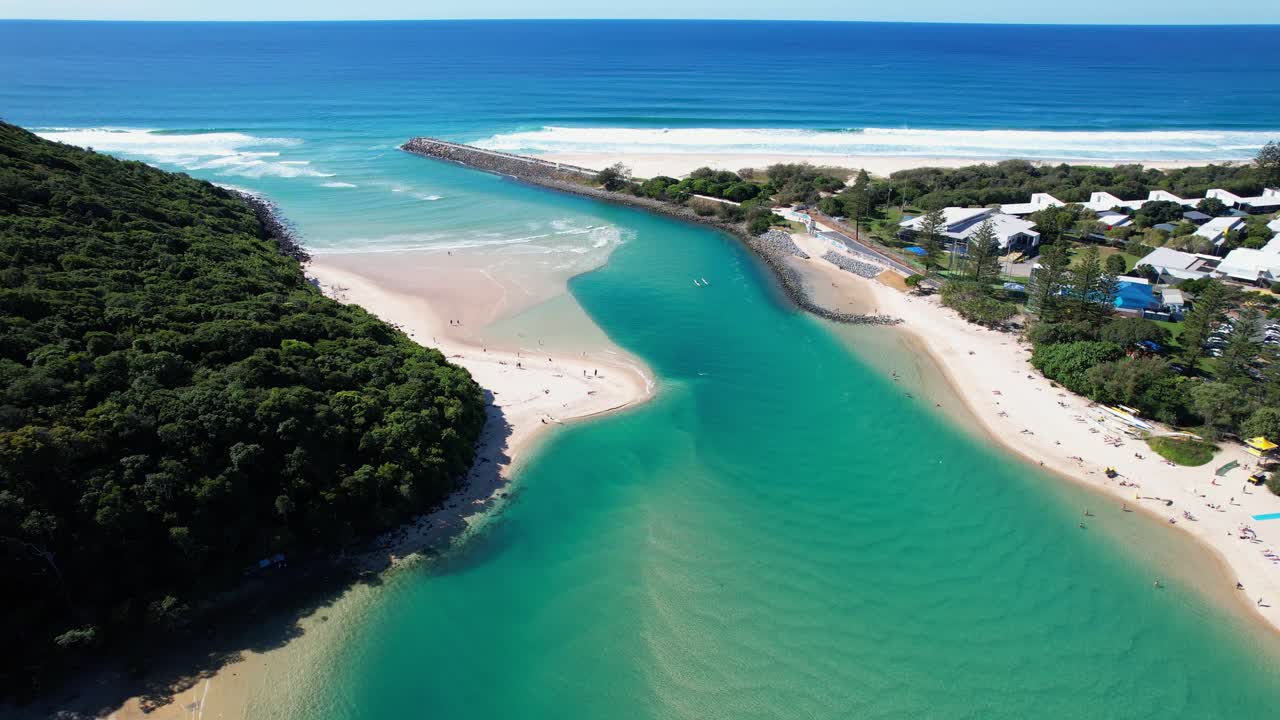 오스트레일리아 즐랜드에 있는 탈레부드게라 해변의 모래 해변에 있는 관광객들