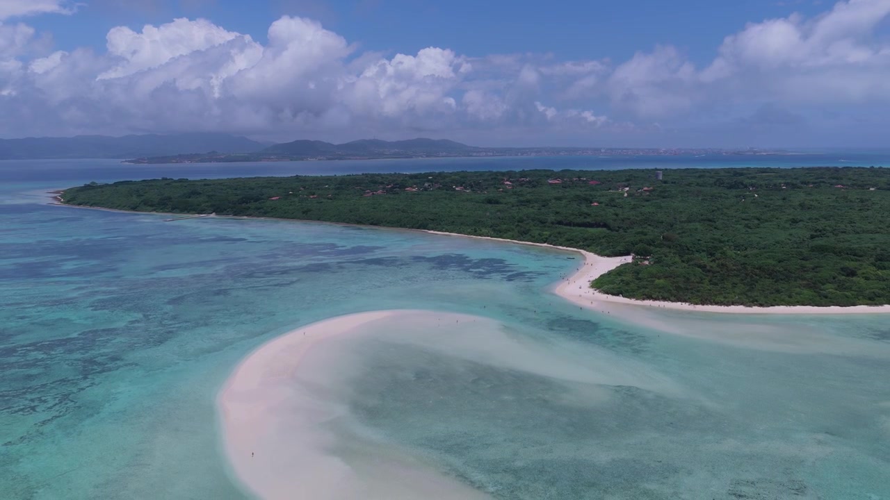Riprese aeree orizzontali con carrello all'indietro sopra la vasta barra di sabbia, la spiaggia bianca e la laguna turchese del Molo Nishi e della Spiaggia Kondoi, Isola di Taketomi, Okinawa, Giappone.