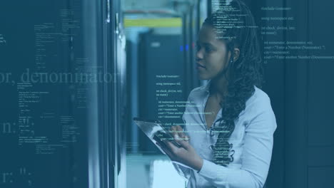 animación del procesamiento de datos contra una ingeniera afroamericana que usa una tableta en la sala del servidor