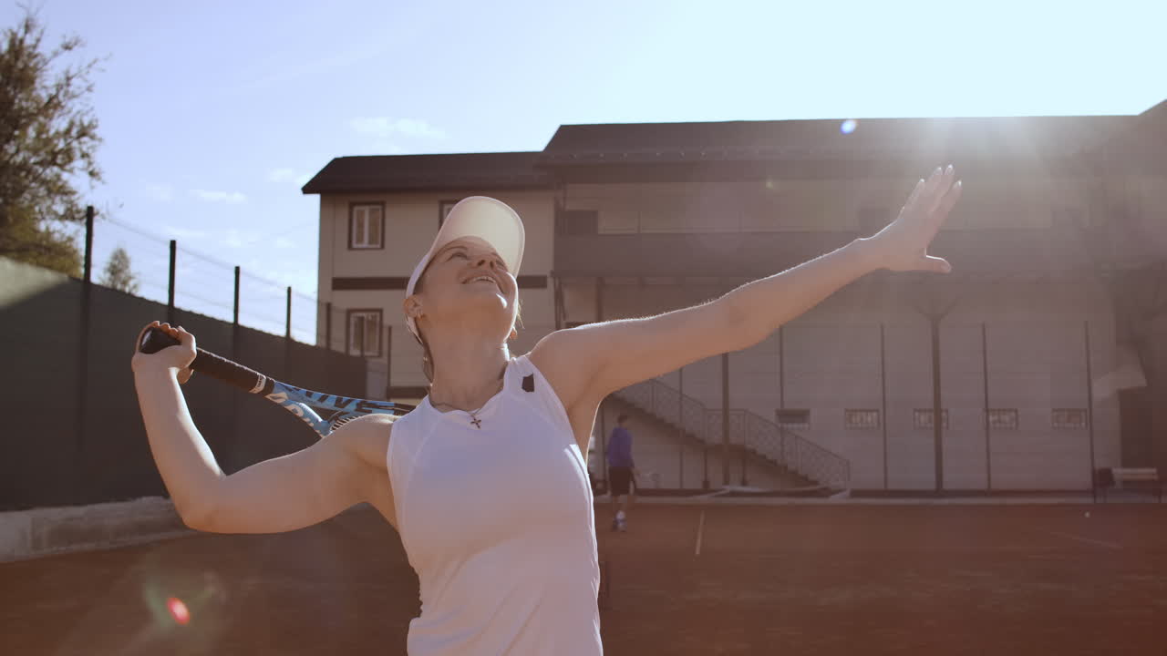 테니스 서비스 - 여성 테니스 선수가 테니스를 하는 데 봉사합니다. 여름에 야외에서 테니스를 합니다. 건강한 활동적인 스포츠 생활 방식.