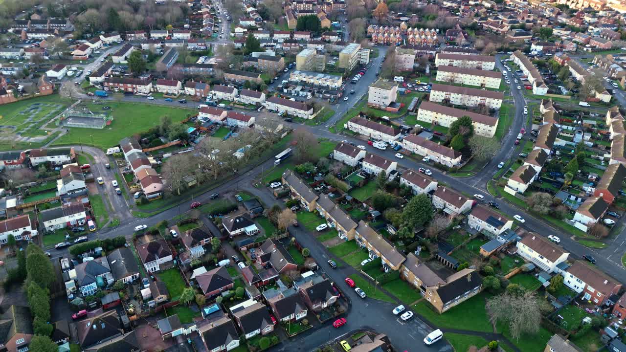 Ripresa aerea con drone del paesaggio di Sholing, una regione di Southampton, in Inghilterra. Un bellissimo sobborgo con case rosse, giardini, strade trafficate con traffico e auto durante un bellissimo tramonto invernale.